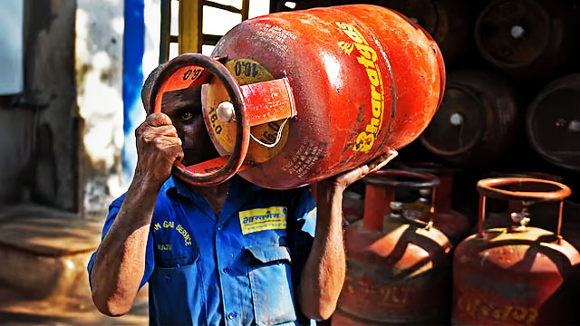 LPG Price Hike: উৎসবের মরশুমে ফের বাড়লো গ্যাসের দাম!